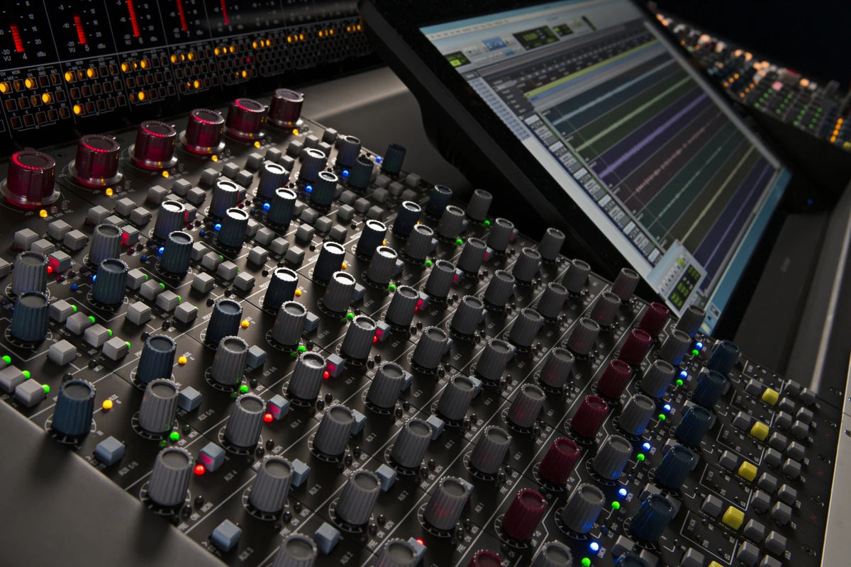 Neve Genesys Black G32- 32 Faders,16 canales